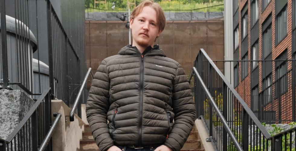 Mann st&aring;r i en trapp