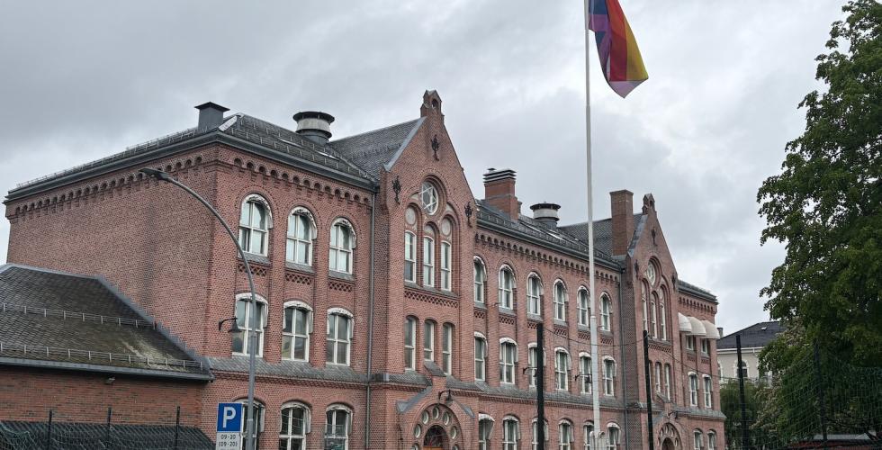 Boltel&oslash;kka barneskole har heiset pride-flagget i skoleg&aring;rden. 