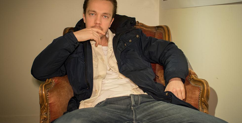 Musikkartister sitter p&aring; trone. 