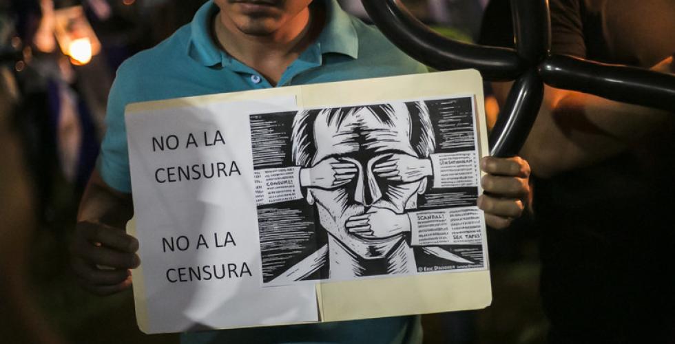 En demonstrant i Nicaragua holder opp et skilt hvor det st&aring;r "Nei til sensur"