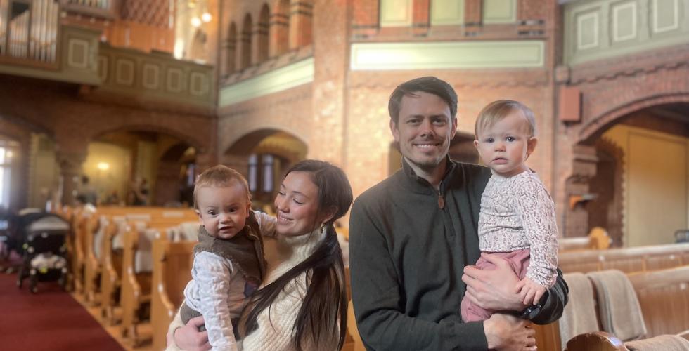 Invild Myklatun Reite og J&oslash;rgen Landsen med babyer i Sagene Kirke