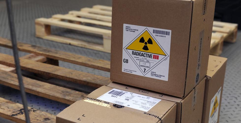 Bilde av esker med radioaktiv logo p&aring;