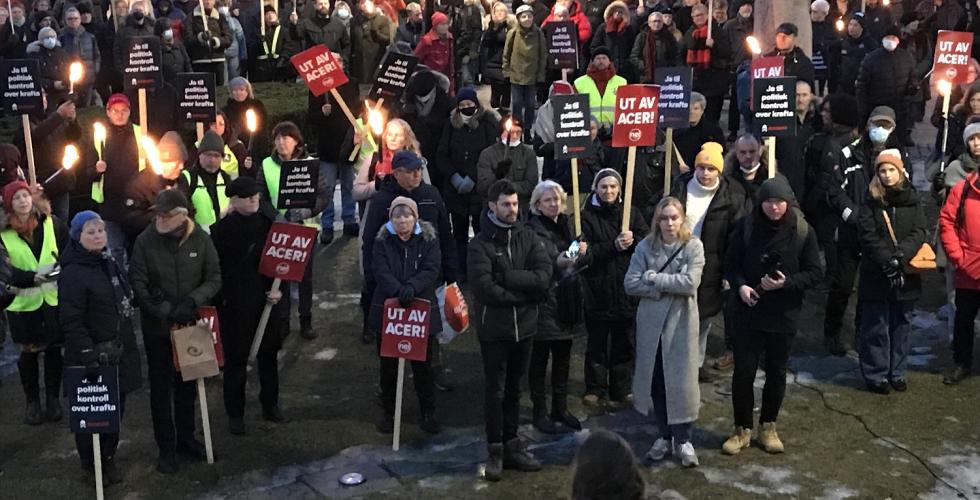 Demonstranter har samlet seg p&aring; Eidsvoll plass. Bj&oslash;rnar Moxnes foran.