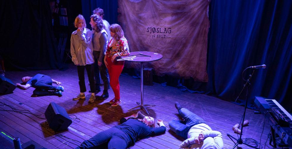 Teater forestilling p&aring; Salt