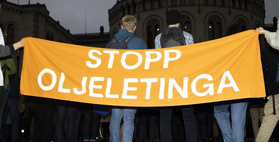Flere demonstrerer mot boring i Wistingfeltet foran Stortinget i forbindelse med klimatoppm&oslash;te