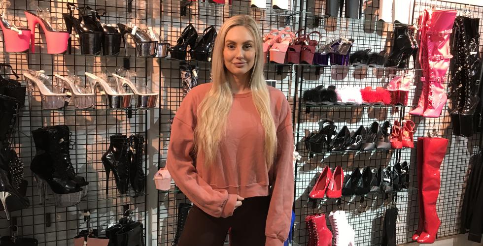 Tiril Sundkj&aelig;r st&aring;r foran en hylle med sko