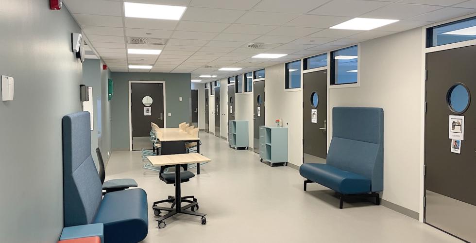 Bildet viser store deler av f&oslash;rsteetasjen i den nye spesialavdelingen p&aring; Lusetjern skole