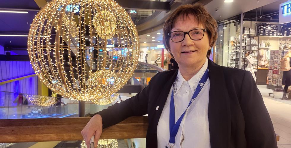 Senterleder p&aring; Storo Storsenter, Unni Merethe Aasgaard, avbildet p&aring; kj&oslash;pesenteret, med butikker og julepynt i bakgrunnen.