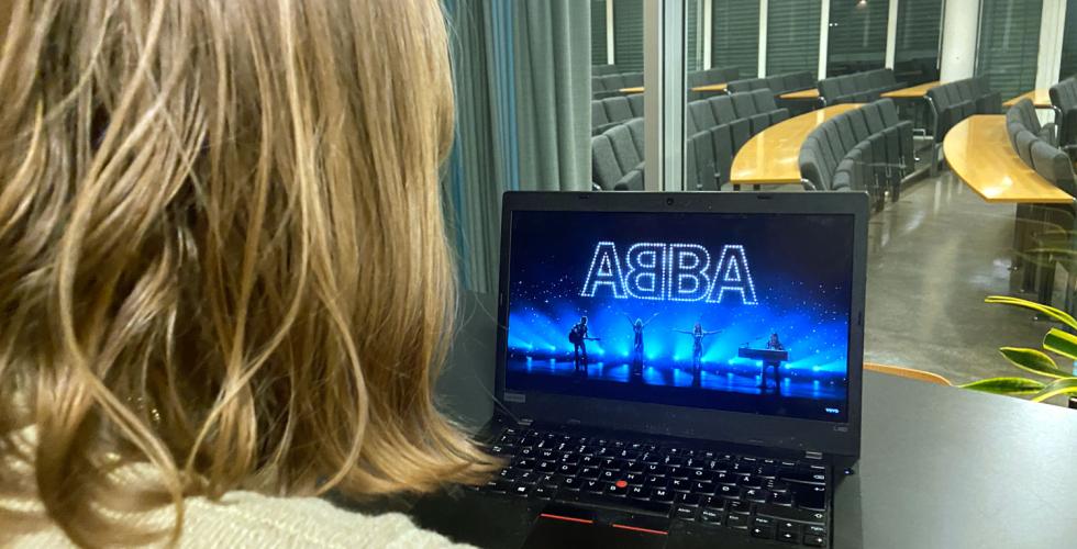 Jente ser p&aring; pc