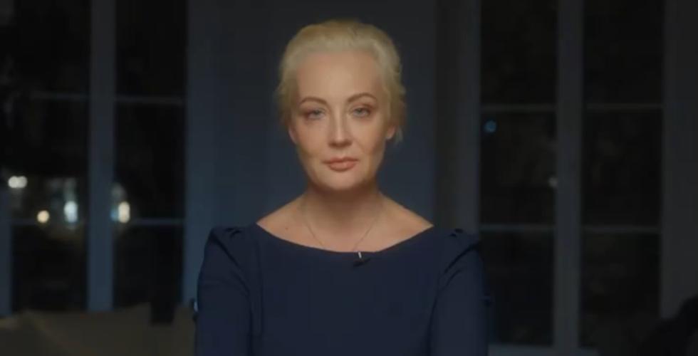 Julia Navalnaja snakker til kamera i video p&aring; X