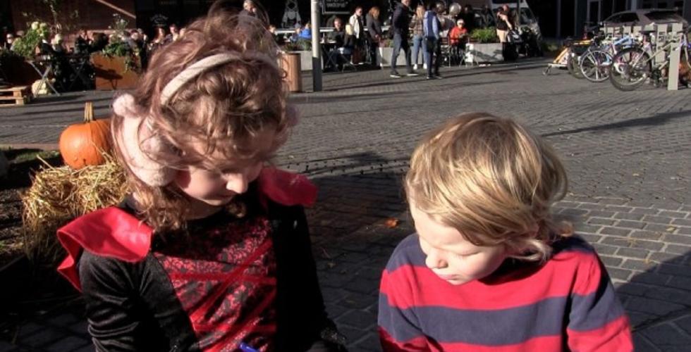 Rebusdeltakere Alma og Gustav konsentrerer seg om en av postene i Bj&oslash;rvikajakten. 