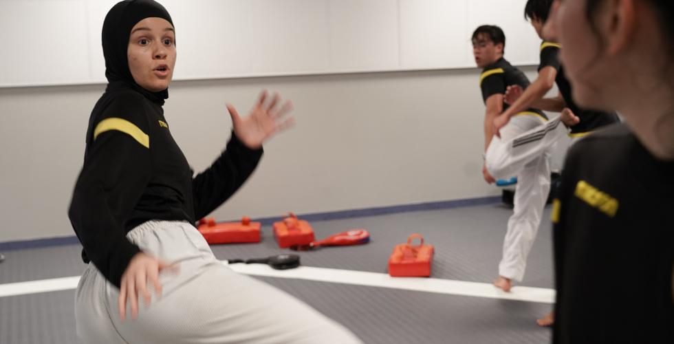 Taekwondout&oslash;ver som sparker.