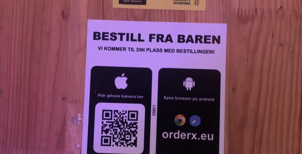 Bord med to qr-koder, ett for drikkebestilling og ett til &aring; komme inn p&aring; siden til Amnesty.