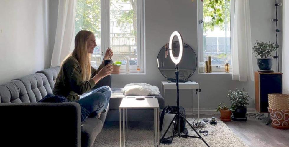 Andrine L&oslash;vberg sitter i stua og lager en TikTok
