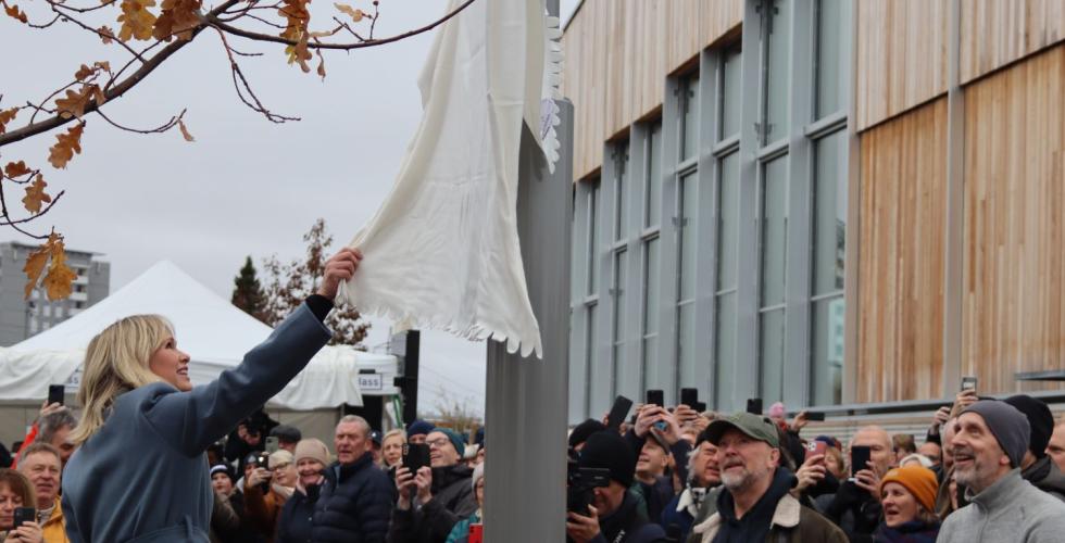 Anne Lindboe drar sl&oslash;ret av skiltet og innvier Marius M&uuml;llers plass