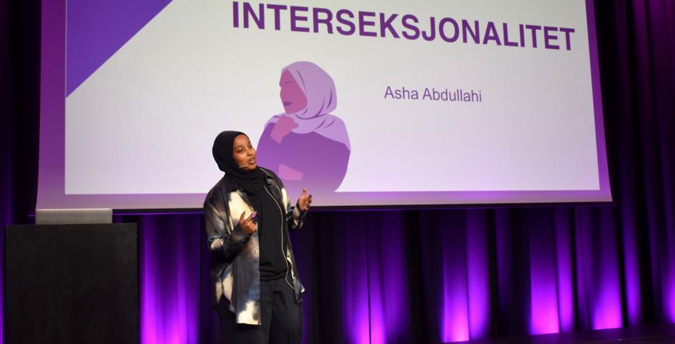 asha abdullahi holder foredrag p&aring; oslo world ung
