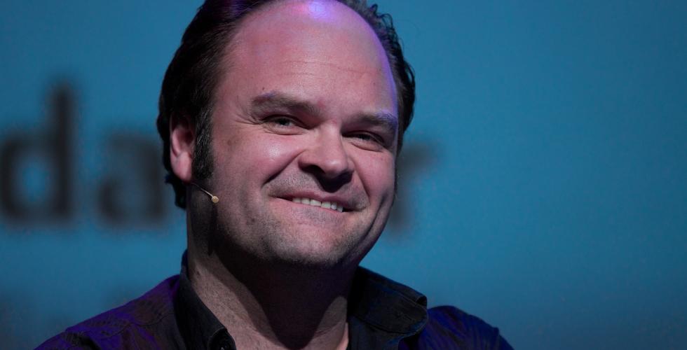 Komiker Atle Antonsen smiler til kamera.