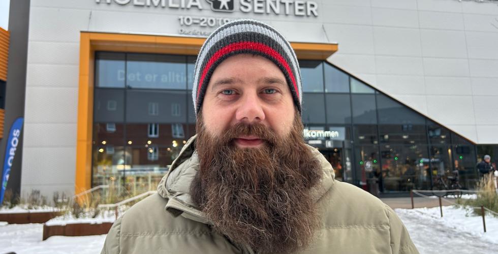 Audun Westad, politiker for SV i S&oslash;ndre Nordstrand. Han st&aring;r foran Holmlia senter. 