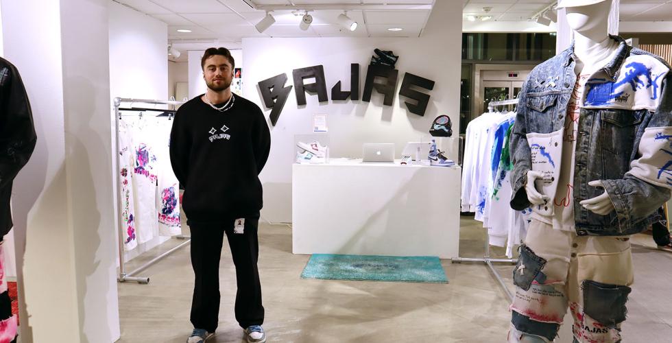 Edvard Bj&oslash;rnstad st&aring;r i butikken til klesmerket BAJAS, p&aring; Steen og Str&oslash;m. 
