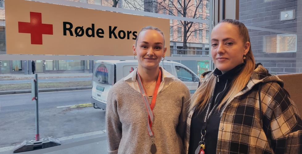 Seniorkonsulenter i Barnas R&oslash;de Kors, Martine Jakobsen og Marielle Halvorsen, avbildet i R&oslash;de Kors' lokaler i Hausmannsgate 23, foran et R&oslash;de Kors-skilt.