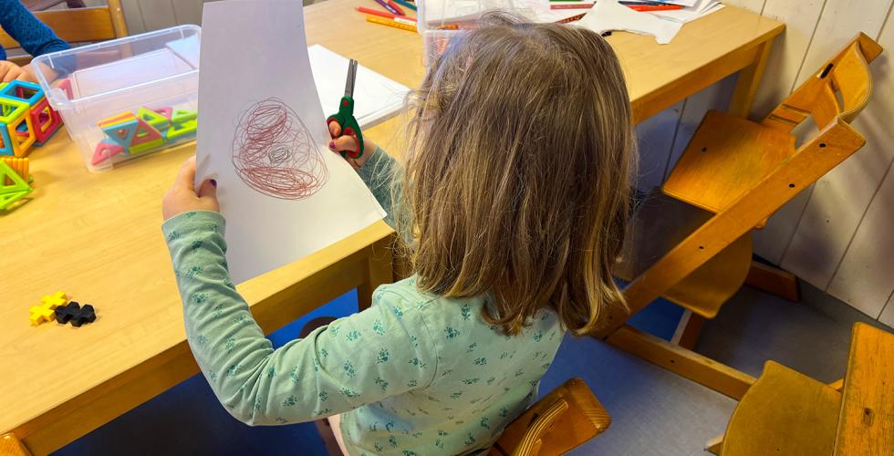 Barna i Frogner Barnehage tegner og leker istedenfor &aring; sitte foran iPaden