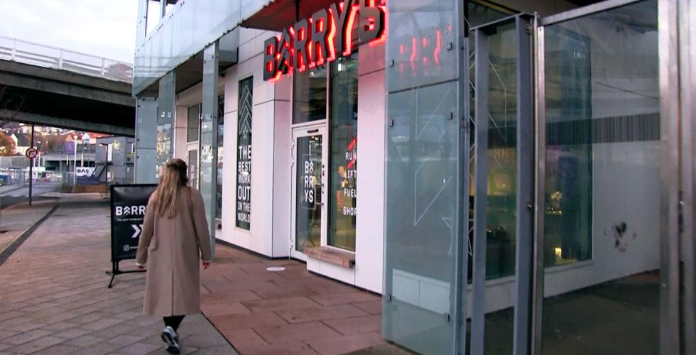 Kunde p&aring; vei inn til Barry's Bootcamp Barcode, i Oslo. 