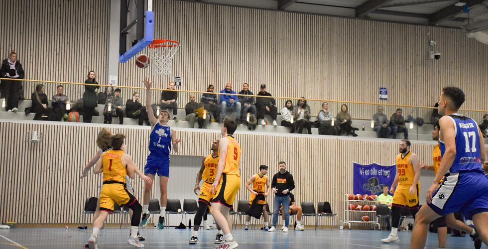 en mann som scorer m&aring;l i basket