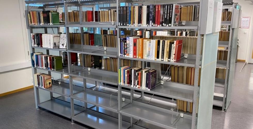 En halvfull bokhylle inne p&aring; biblioteket p&aring; OsloMet