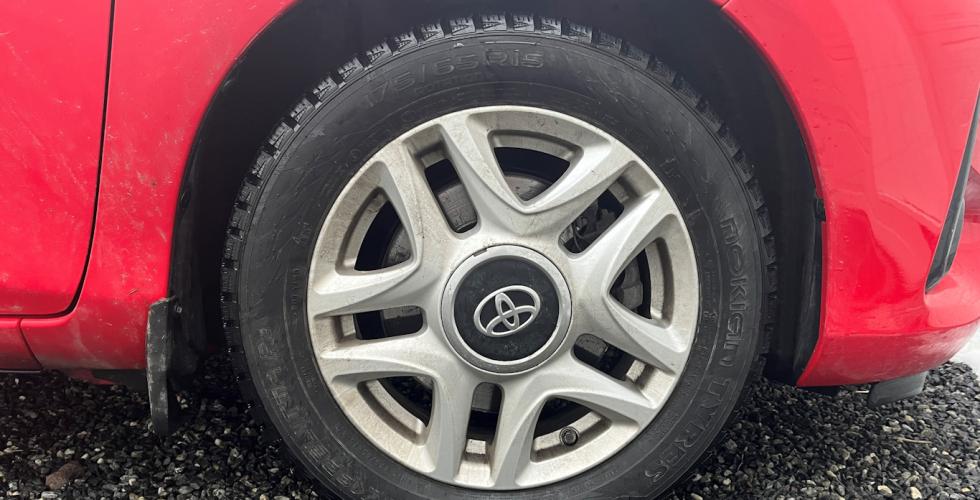 Bildekk p&aring; en r&oslash;d bil