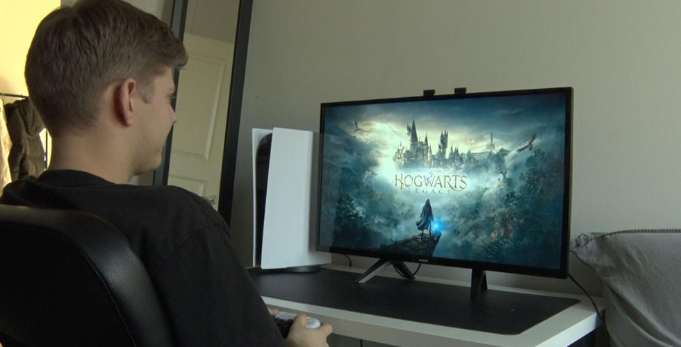 Hogwarts Legacy logo p&aring; pc skjerm, med gamer