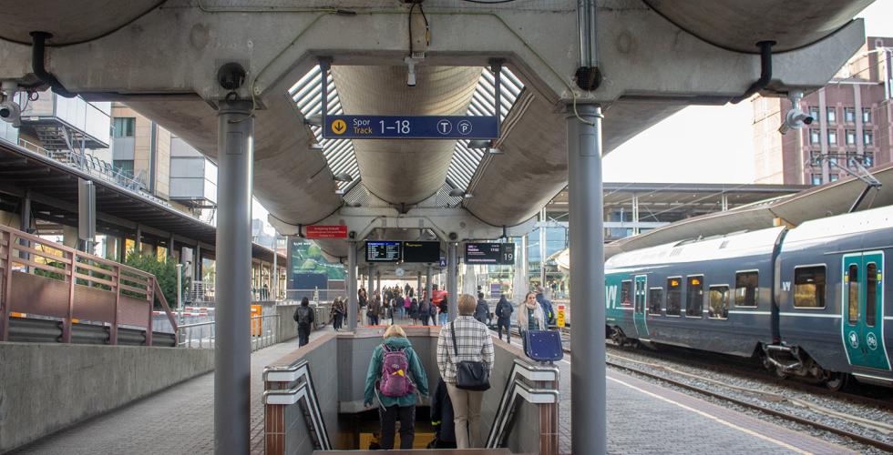 Bilde av mennesker som g&aring;r ned trappen ved spor 19 p&aring; Oslo S.