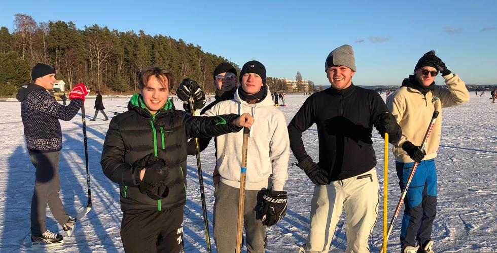 Gruppebilde av folk som spiller ishockey p&aring; fjordisen
