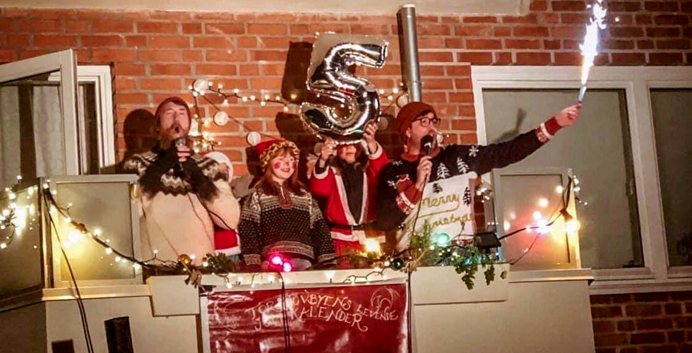 Folk synger p&aring; julekalenderen