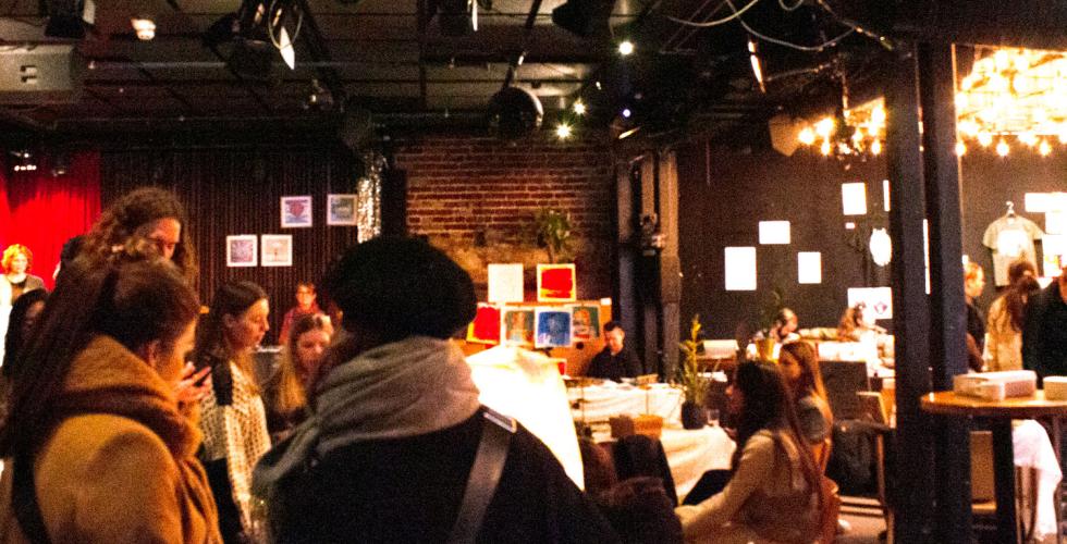 Mange mennesker i et ganske m&oslash;rkt rom. 