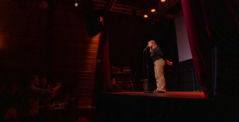 En deltager st&aring;r p&aring; scenen og snakker i morrofon