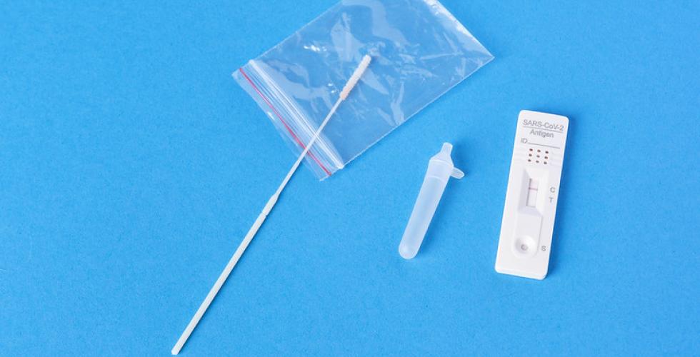 En antigen selvtest for koronaviruset ligger p&aring; et bord.