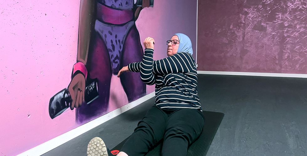 Dame sitter p&aring; en matte og t&oslash;yer ut