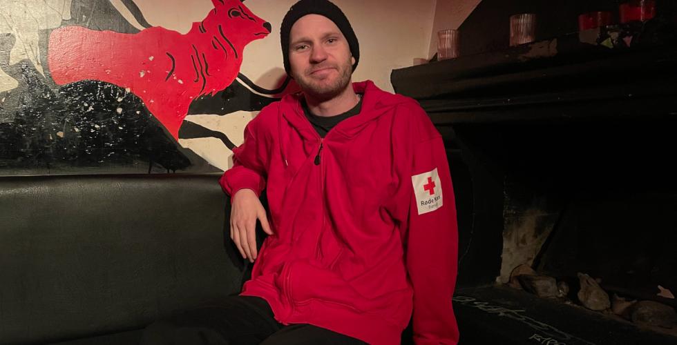 Daniel Rove i R&oslash;de Kors genser