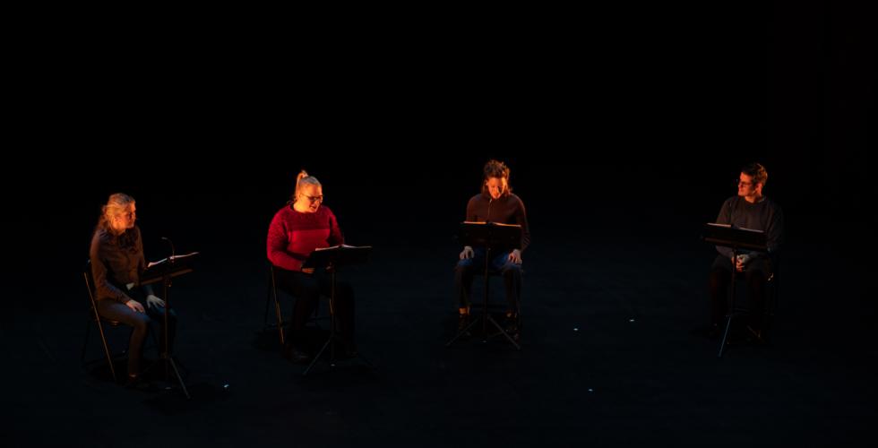 Lone Klein, Heta Kerokoski, Cecilie Solberg Knudsr&oslash;d og Erlend R&oslash;dal Vikhagen sitter p&aring; en m&oslash;rk scene i halvsirkel