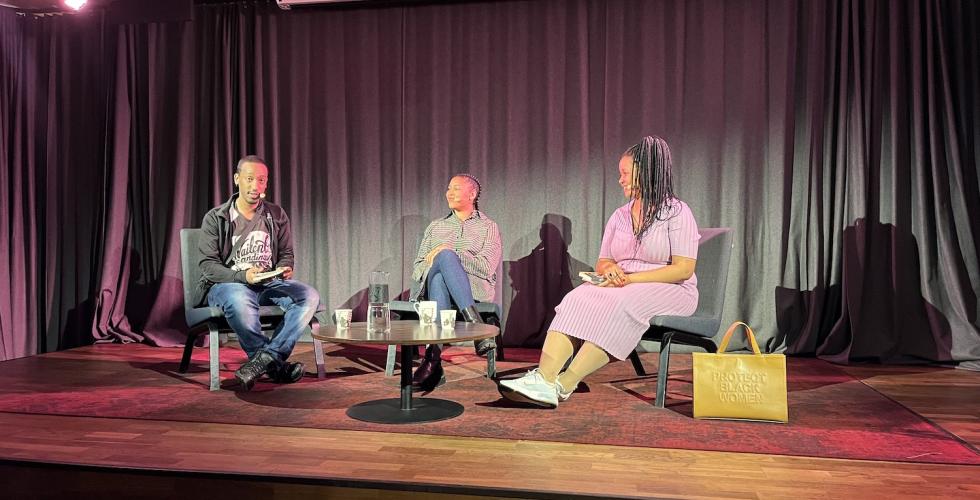 Aktivister har debatt om rasisme p&aring; Deichman Furuset. 