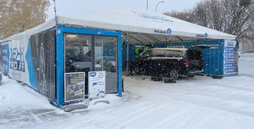 En bil st&aring;r klar for &aring; skifte dekk hos Dekkproff Bjerke.