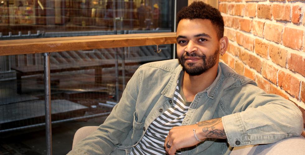 Ole Demba Gullbekk Bandeh sitter p&aring; en cafe og forteller om sin bedrift Demba Oslo