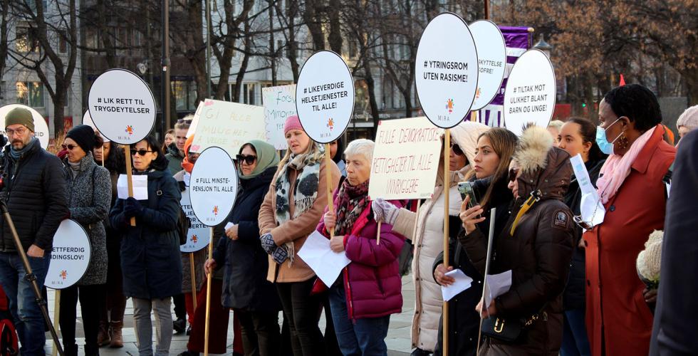 Demonstranter p&aring; Eidsvoll plass 3. mars 2022