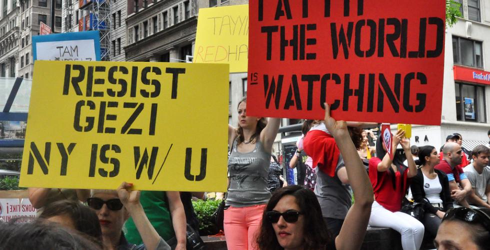 En protest mot presidenten i Tyrkia. P&aring; plakaten st&aring;r det "Tayyip the world is watching". 