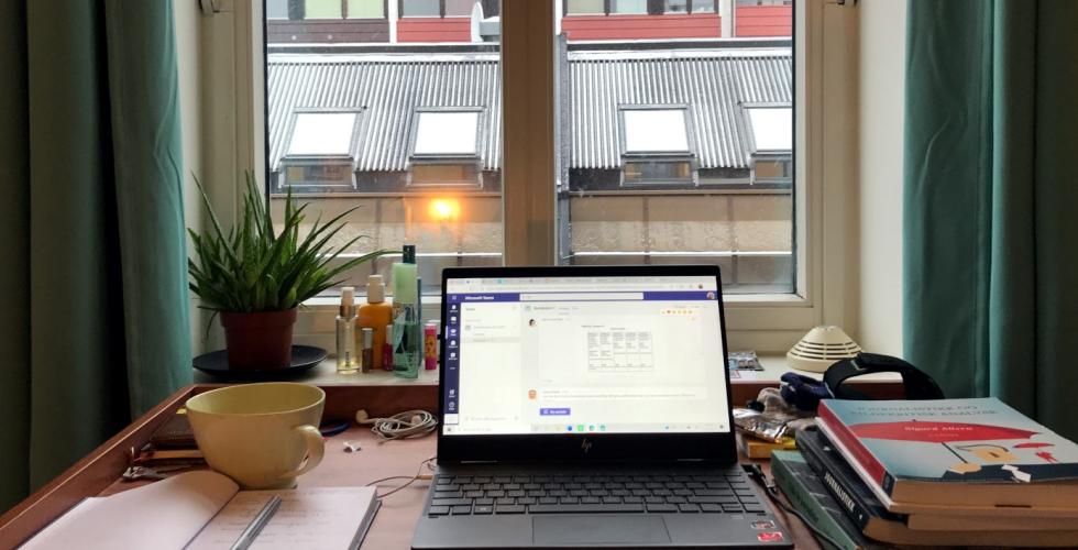 Skrivebord med pc og b&oslash;ker. Foto: Tuva Bull Hjeltnes