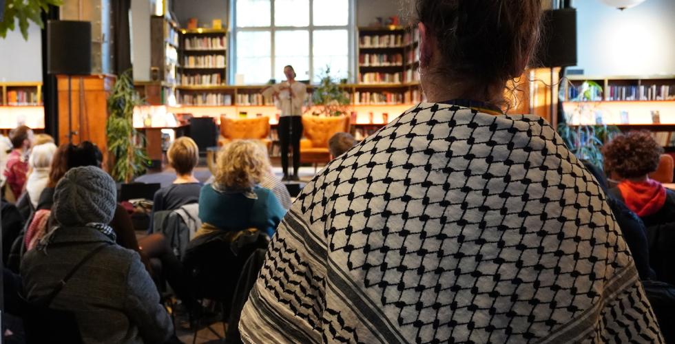 Lesing av palestinske dikt av bibliotekarer i oppr&oslash;r. Foto: Kiana Hassani