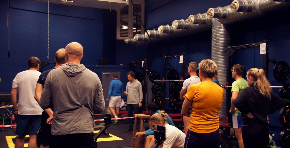 Rogjengen st&aring;r klare i treningssalen, og f&aring;r siste beskjed fra Ole Espen, f&oslash;r de setter i gang.