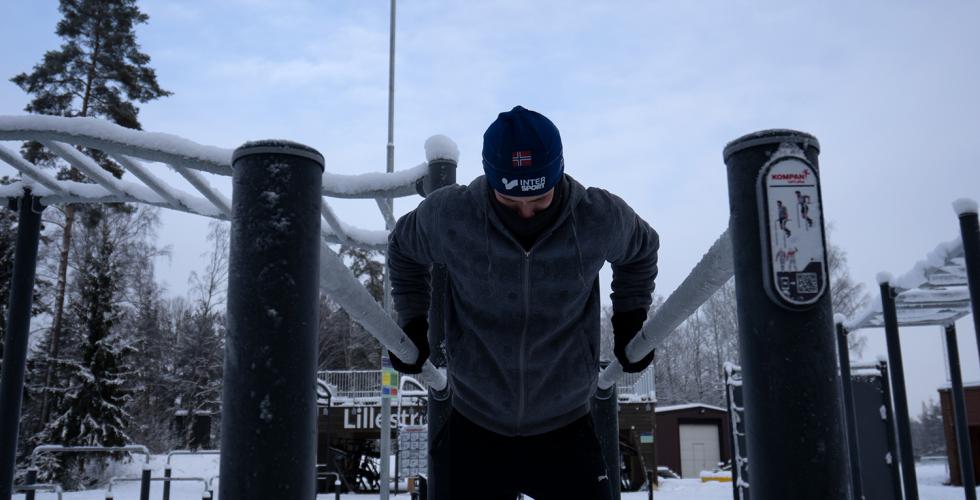 Bilde av mann som trener p&aring; utend&oslash;rs treningsapparat