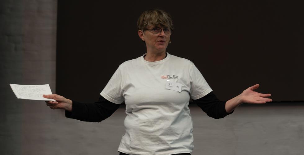 Leder for Pro Sentret, Bj&oslash;rg Norli, som konferansier p&aring; scenen