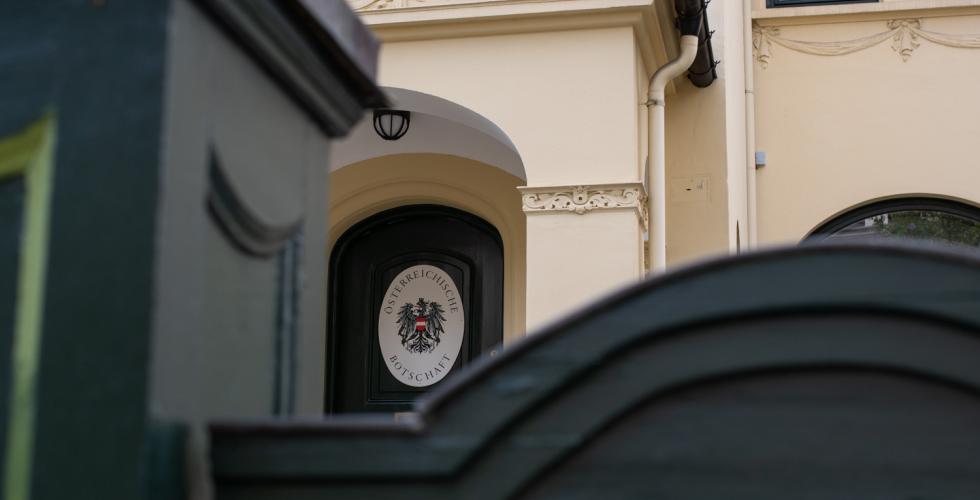 Den &oslash;sterrikske ambassaden skimtes bak en h&oslash;y port. 